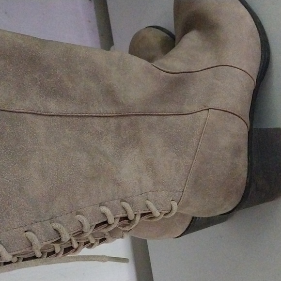 Very tall boots - Picture 4 of 4